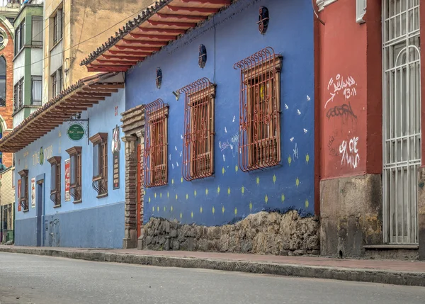 Bogota. ourists på cyklar som titta på en färgglad väggmålning på väggen i Bogota — Stockfoto