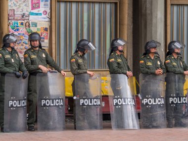  Silahlı çevik kuvvet polisi Bogota sokaklarında