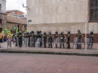  Silahlı çevik kuvvet polisi Bogota sokaklarında