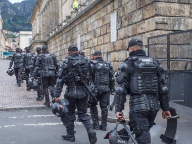  Silahlı çevik kuvvet polisi Bogota sokaklarında