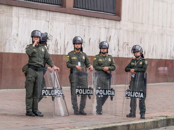  Silahlı çevik kuvvet polisi Bogota sokaklarında