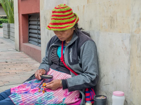 Bogota. Žena na ulici Bogota prodej ozdob — Stock fotografie