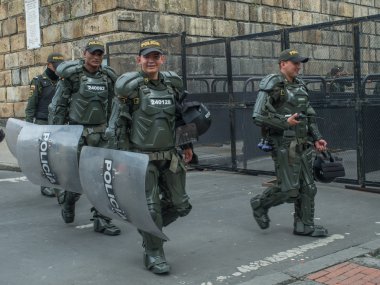  Silahlı çevik kuvvet polisi Bogota sokaklarında
