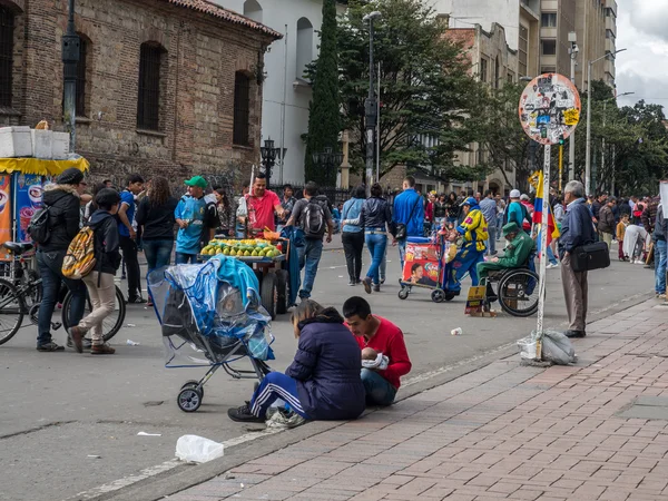 Pessoas andando pelas ruas de Bogotá — Fotografia de Stock