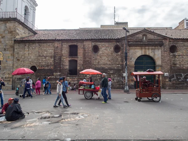 Människor gå genom gatorna i Bogota — Stockfoto