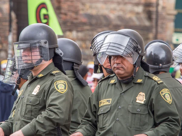 Gewapende oproerpolitie in de straten van Bogota — Stockfoto