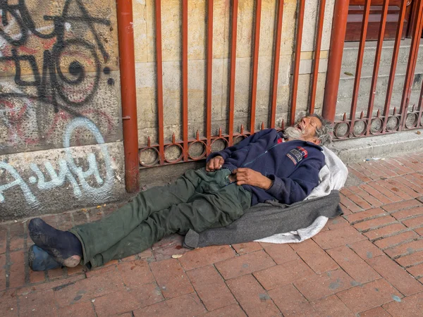 Homeless.  A homeless man sleeping on the street Bogota — Stock Photo, Image