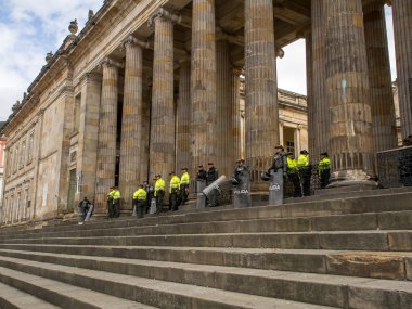  Silahlı çevik kuvvet polisi Bogota sokaklarında