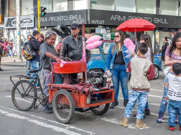 Lidí, kteří jdou po ulicích Bogota — Stock fotografie
