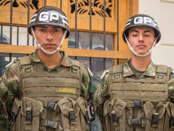  Silahlı çevik kuvvet polisi Bogota sokaklarında