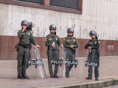 Bogota. Silahlı çevik kuvvet polisi Bogota sokaklarında