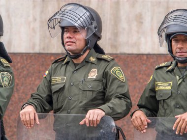 Bogota. Silahlı çevik kuvvet polisi Bogota sokaklarında