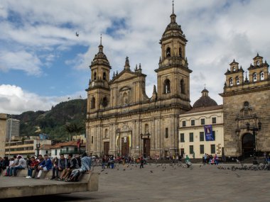 Bogota. Güvercinler ve turistler de Bogota Bolivar meydanında