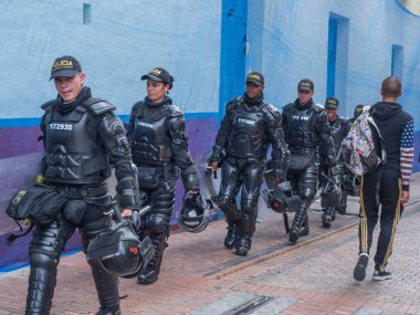 Bogota. Silahlı çevik kuvvet polisi Bogota sokaklarında
