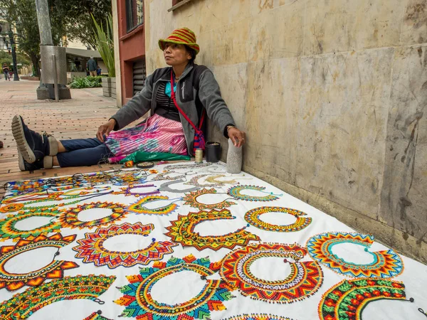 Bogotá. Una mujer en la calle de Bogotá vendiendo adornos — Foto de Stock