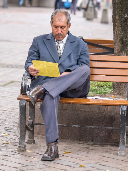 Bogota.  man in a suit sitting on a bench in  Bogota — Stock Photo, Image