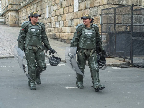 Bogota. Silahlı çevik kuvvet polisi Bogota sokaklarında