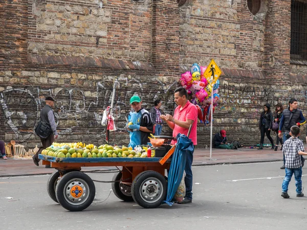 Bogota. Människor gå genom gatorna i Bogota — Stockfoto