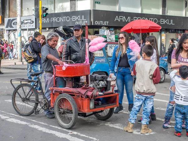Bogota. Lidí, kteří jdou po ulicích Bogota — Stock fotografie