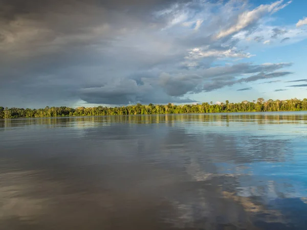 아마존 강입니다. 아름 다운, corolful와 아마존 강 다양 한 풍경 — 스톡 사진