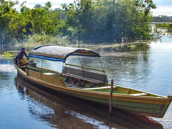 Bateau en bois sur la rivière. Bateau en bois sur la rivière Javari — Photo