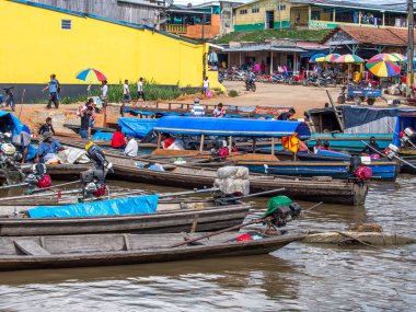 Bağlantı noktası Amazon nehri. : Tekneler Amazon nehri bağlantı noktası farklı türde büyük bir trafik
