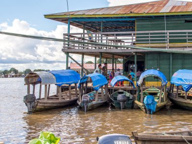 Bağlantı noktası Amazon nehri. : Tekneler Amazon nehri bağlantı noktası farklı türde büyük bir trafik