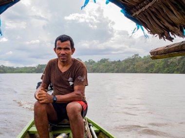 Javari Nehri üzerinde. Amazon ormanları sakini küçük bir teknede akar