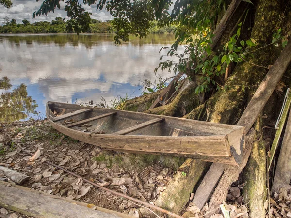 传统的印度船只。传统的印度小船在河岸边 — 图库照片
