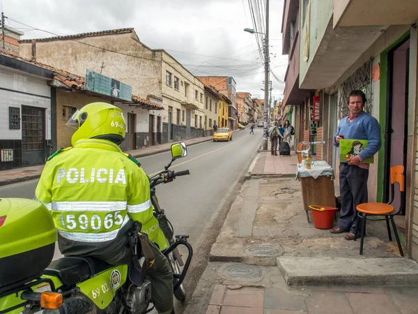 Un poliziotto. Un poliziotto in uniforme gialla sulla strada di Tunja . — Foto Stock
