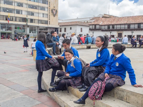 Škola zdravého. Děti ze školy nosí uniformy, chůzi na ulici města. — Stock fotografie