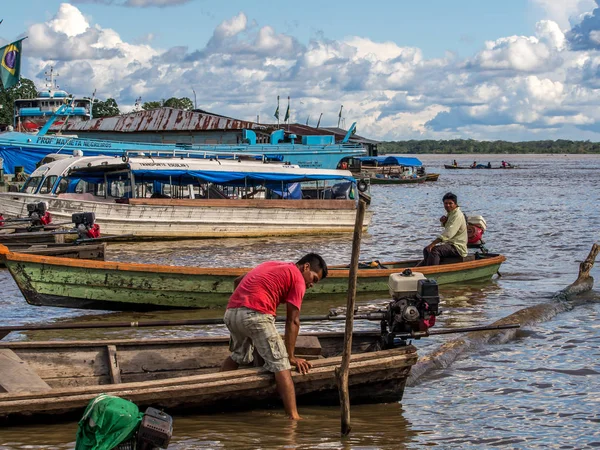 Puerto del río Amazonas. : Un enorme tráfico de diferentes tipos de embarcaciones en el puerto del río Amazonas — Foto de Stock