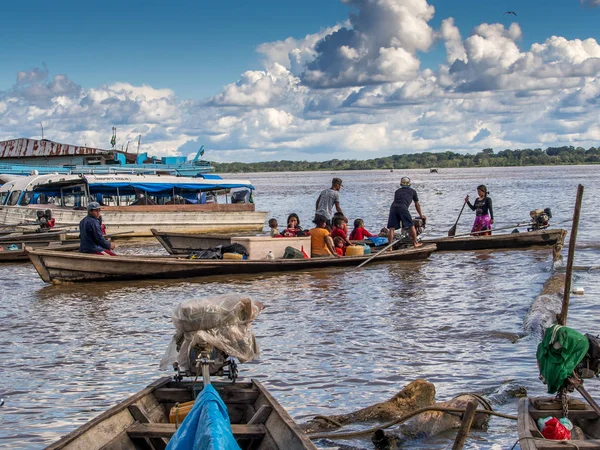 Port of Amazon River.  A Huge traffic of different types of boats in the port of Amazon river — Stock Photo, Image