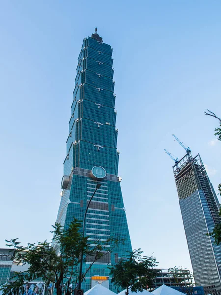 Taipei 101. Zgârie-nori superficiali din districtul Xinyi . — Fotografie, imagine de stoc