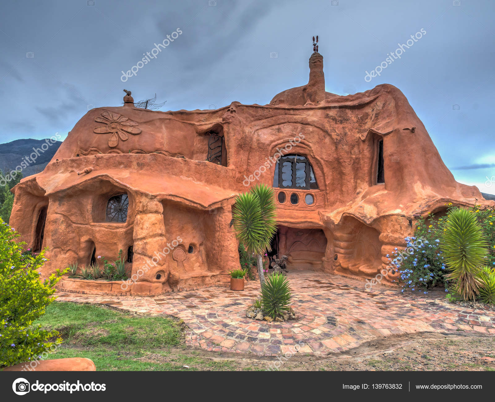 глиняный дом саман. дома из самана. саманный дом хоббита интерьер. круглый дом из камня. дом из глины.