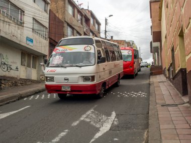 Otobüs. Küçük kasaba dar sokaklarında gidiş otobüs.