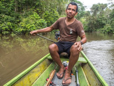 Javari Nehri üzerinde. Amazon ormanları sakini küçük bir teknede akar