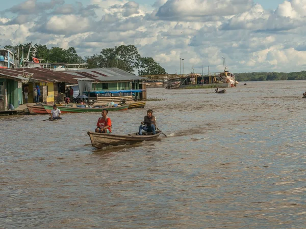 Puerto del río Amazonas. Un enorme tráfico de diferentes tipos de embarcaciones en el puerto del río Amazonas —  Fotos de Stock