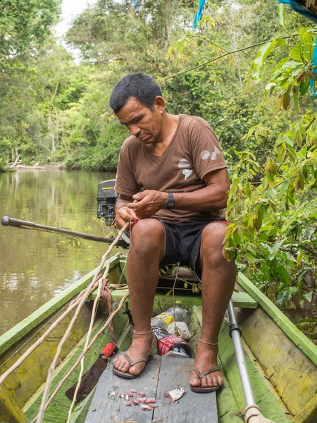 Pescar la piraña. Residente de una selva amazónica pescando la piraña . — Foto de Stock