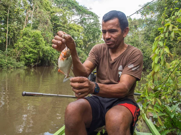 Pescar la piraña. Residente de una selva amazónica pescando la piraña . —  Fotos de Stock