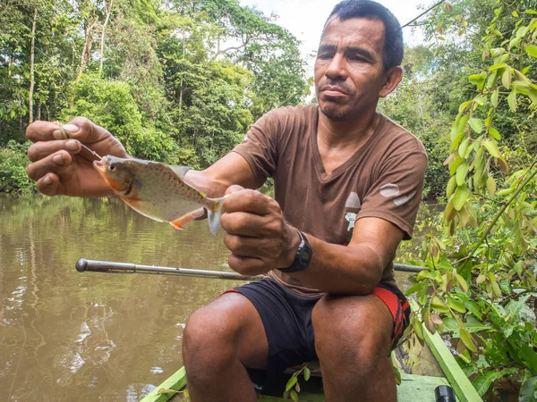 Pescar la piraña. : Residente de una selva amazónica pescando la piraña . — Foto de Stock