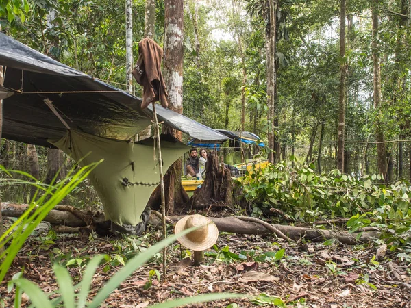 Orman kampı. CAM Amazonlar ormanda — Stok fotoğraf