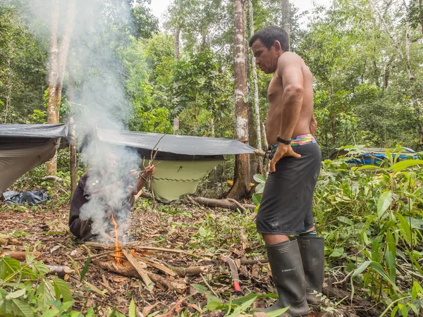 Orman kampı. CAM Amazonlar ormanda — Stok fotoğraf