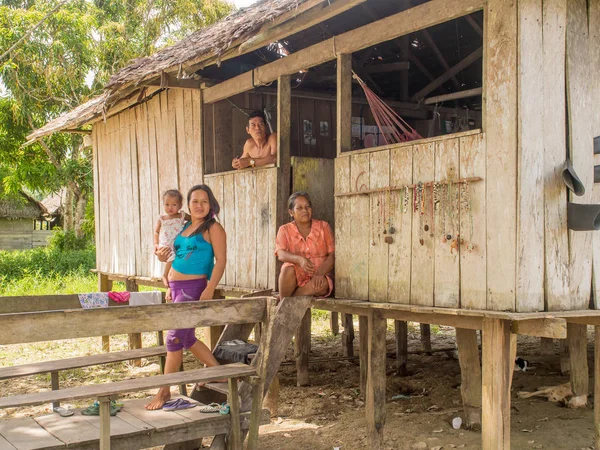 Desa di hutan. Desa kecil di amazons hutan — Stok Foto