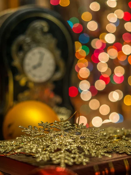 Kerst klok in de bibliotheek — Stockfoto