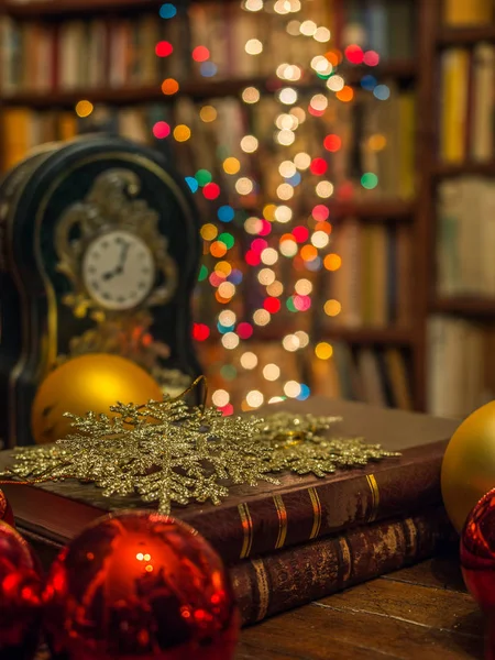 Χριστουγεννιάτικα Στολίδια Μπιχλιμπίδι Και Ρολόι Πάνω Από Φόντο Την Βιβλιοθήκη — Φωτογραφία Αρχείου