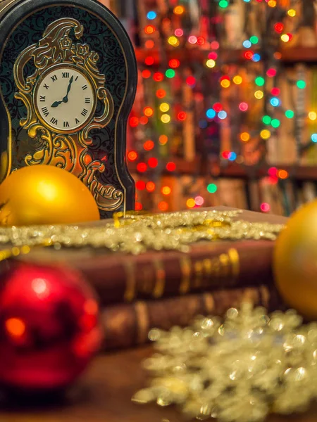 Kerst Ornamenten Bauble Klok Achtergrond Met Boekenkast Van Tal Van — Stockfoto