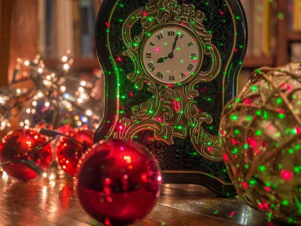 Kerst klok in de bibliotheek — Stockfoto