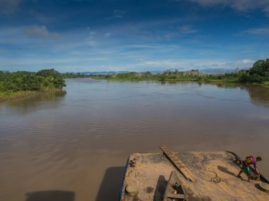 Amazon nehri, Peru - 12 Mayıs 2016: Amazon nehri kargo tekneden görünümünü.
