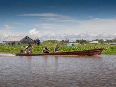 Amazon Nehri, Peru: - 11 Mayıs 2016: Amazon Nehri üzerinde halk ile küçük tekne